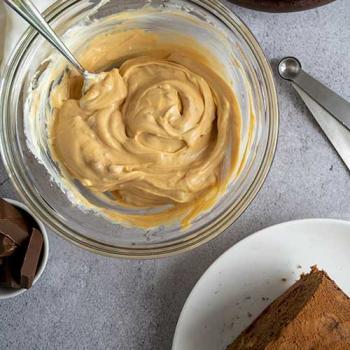 La crème au beurre (base oeuf entier et jaune d'oeuf)